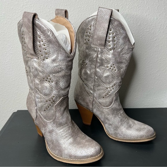 Very Volatile Wagon Wheel Western Boots, Champagne, size 6 NIB - Picture 4 of 7